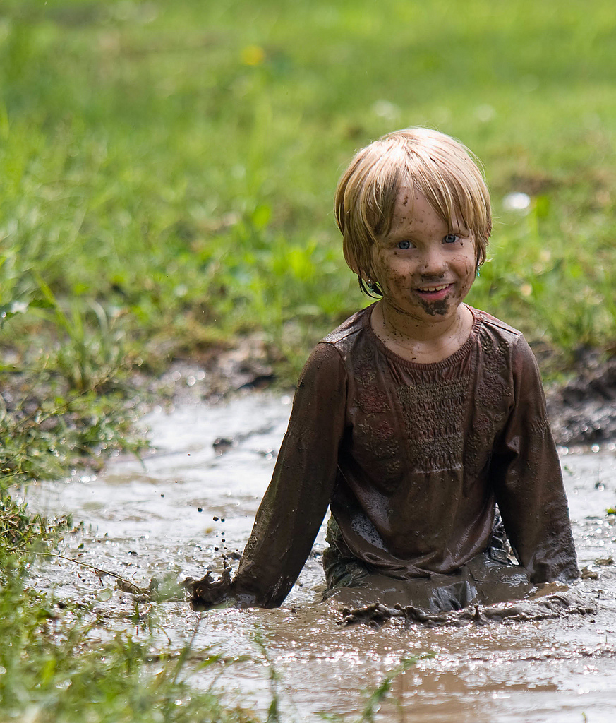 child playing in the mud - Scheiss Weekly
